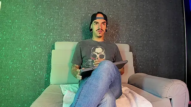 Snapshot of kaletattoo chatting on 10-16-25, 11:07 kaletattoo online show from 10-16-25, 11:07