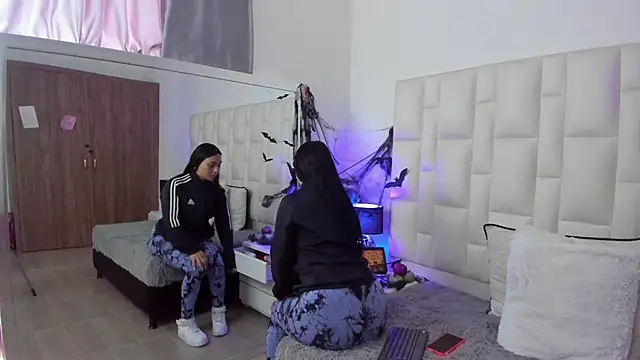 Ariana rouse online show from 10-29-25, 04:06