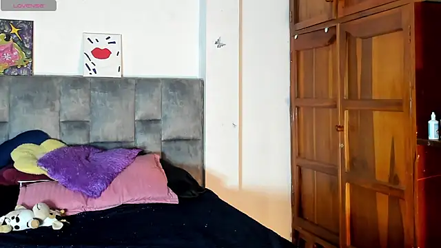 Isangel  online show from 10-31-25, 02:19