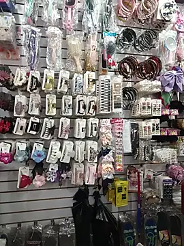 Vale Saenzz online show from 12-19-25, 10:12