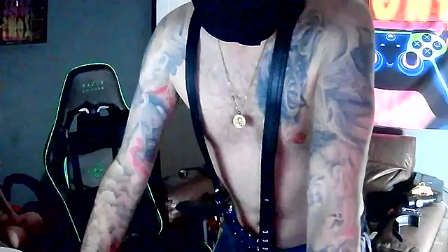 Snapshot of HuffedAdvocate chatting on 11-18-25, 07:17 HuffedAdvocate online show from 11-18-25, 07:17