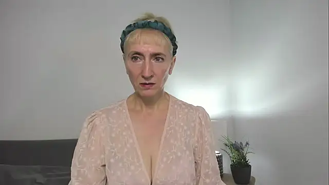 Snapshot of MargaretMilf69 chatting on 09-14-25, 06:58 MargaretMilf69 online show from 09-14-25, 06:58