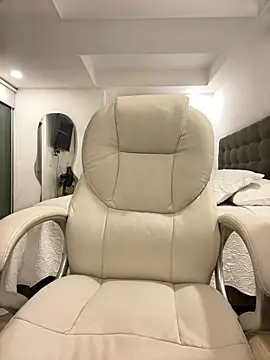 Snapshot of sofiaxox chatting on 02-25-26, 11:48 sofiaxox online show from 02-25-26, 11:48