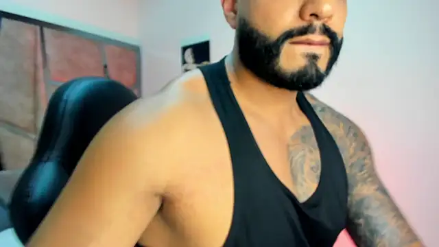 Snapshot of LeandroRusso chatting on 02-21-25, 07:32 LeandroRusso online show from 02-21-25, 07:32