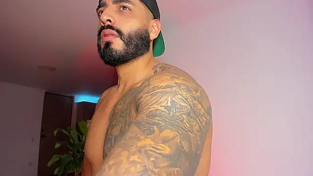 Snapshot of LeandroRusso chatting on 03-18-25, 02:29 LeandroRusso online show from 03-18-25, 02:29