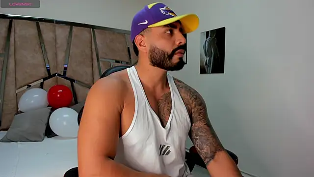 Snapshot of LeandroRusso chatting on 02-16-25, 08:33 LeandroRusso online show from 02-16-25, 08:33