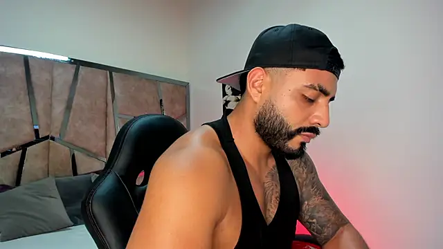 Snapshot of LeandroRusso chatting on 02-23-25, 02:07 LeandroRusso online show from 02-23-25, 02:07