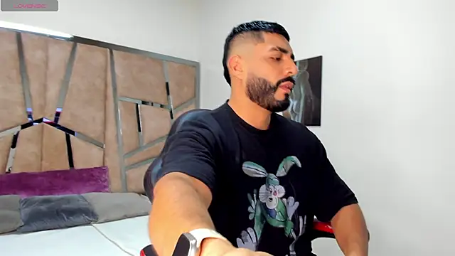 Snapshot of LeandroRusso chatting on 02-18-25, 08:03 LeandroRusso online show from 02-18-25, 08:03