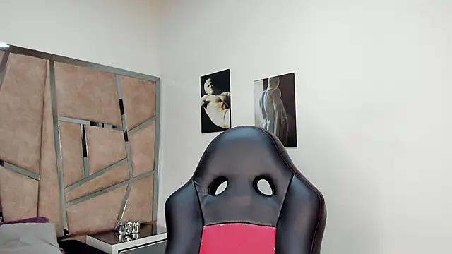 Snapshot of LeandroRusso chatting on 02-25-25, 08:00 LeandroRusso online show from 02-25-25, 08:00