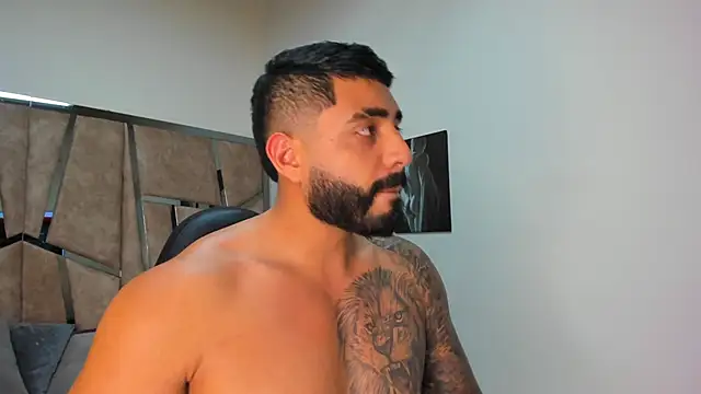 Snapshot of LeandroRusso chatting on 02-25-25, 11:04 LeandroRusso online show from 02-25-25, 11:04