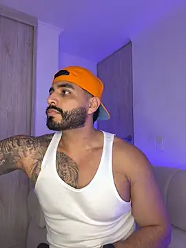 Snapshot of LeandroRusso chatting on 10-01-25, 03:11 LeandroRusso online show from 10-01-25, 03:11