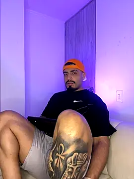 Snapshot of LeandroRusso chatting on 09-10-25, 02:21 LeandroRusso online show from 09-10-25, 02:21