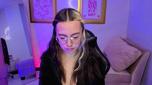 Hela v online show from 11-26-25, 08:09