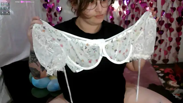 Snapshot of MrsJess chatting on 05-04-26, 02:15 MrsJess online show from 05-04-26, 02:15