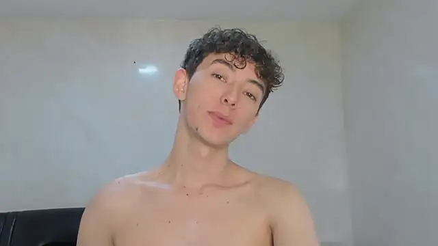 Snapshot of miketwink chatting on 11-22-25, 12:32 miketwink online show from 11-22-25, 12:32