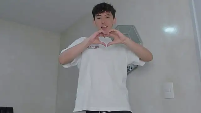 Snapshot of miketwink chatting on 11-12-25, 08:01 miketwink online show from 11-12-25, 08:01