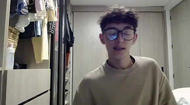 Snapshot of miketwink chatting on 03-20-25, 01:24 miketwink online show from 03-20-25, 01:24