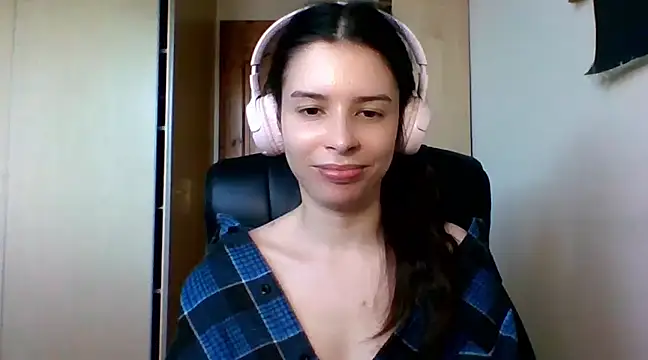 Snapshot of LariceSexy chatting on 03-17-25, 04:22 LariceSexy online show from 03-17-25, 04:22