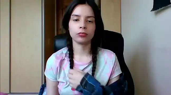 Snapshot of LariceSexy chatting on 03-13-25, 01:07 LariceSexy online show from 03-13-25, 01:07