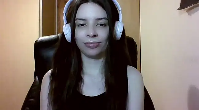 Snapshot of LariceSexy chatting on 03-19-25, 07:17 LariceSexy online show from 03-19-25, 07:17