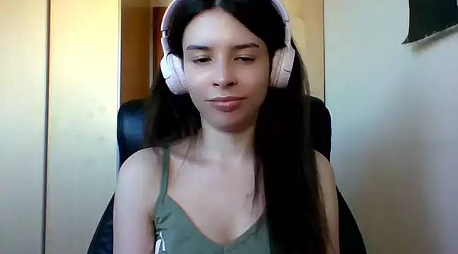 Snapshot of LariceSexy chatting on 03-18-25, 04:17 LariceSexy online show from 03-18-25, 04:17