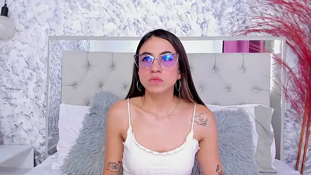 Snapshot of Ariana_greenblat chatting on 11-19-25, 04:18 Ariana greenblat online show from 11-19-25, 04:18