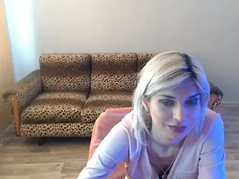 Snapshot of SexyBeatriice chatting on 03-21-25, 10:28 SexyBeatriice online show from 03-21-25, 10:28