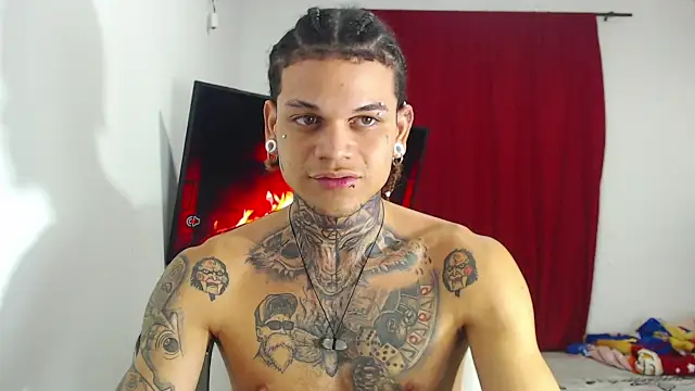 Snapshot of hot_man05 chatting on 10-16-25, 04:10 hot man05 online show from 10-16-25, 04:10