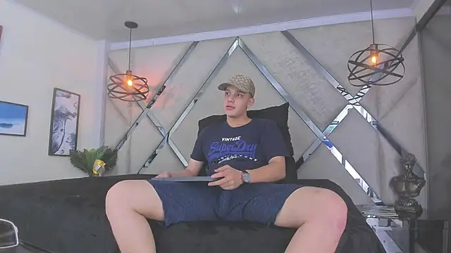 Snapshot of Thomas_May4rs chatting on 02-24-25, 07:33 Thomas May4rs online show from 02-24-25, 07:33