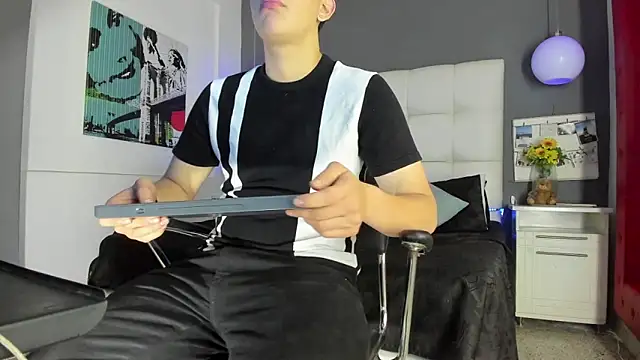 Snapshot of Thomas_May4rs chatting on 03-08-25, 04:01 Thomas May4rs online show from 03-08-25, 04:01