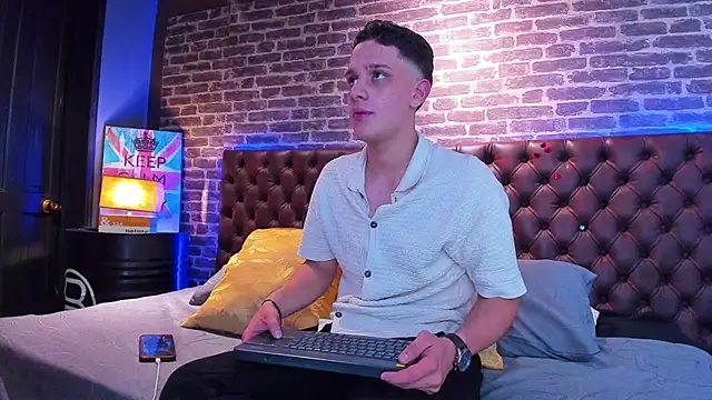 Snapshot of Thomas_May4rs chatting on 02-15-25, 04:03 Thomas May4rs online show from 02-15-25, 04:03