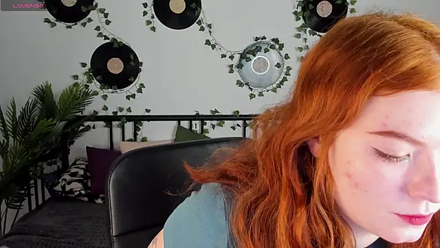 Snapshot of SophieOuld chatting on 03-18-25, 03:23 SophieOuld online show from 03-18-25, 03:23