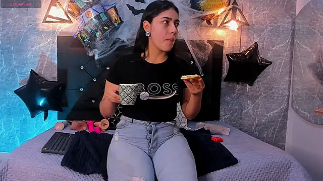 Snapshot of emberhodson chatting on 10-17-25, 11:56 emberhodson online show from 10-17-25, 11:56