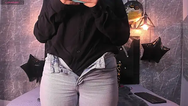 Snapshot of emberhodson chatting on 10-18-25, 12:29 emberhodson online show from 10-18-25, 12:29