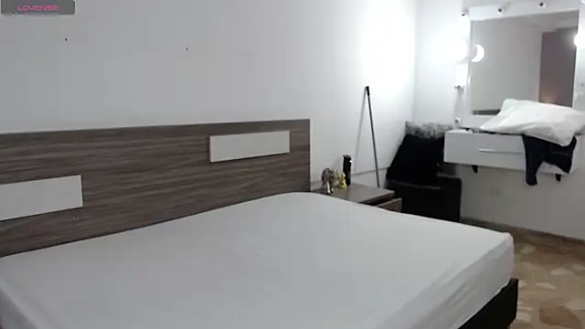 Liiamthompson online show from 12-17-25, 09:03