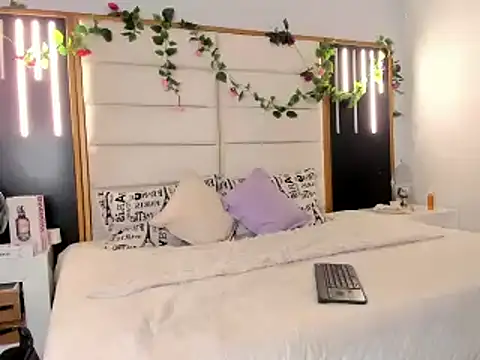 SofiArias online show from 03-12-25, 04:02
