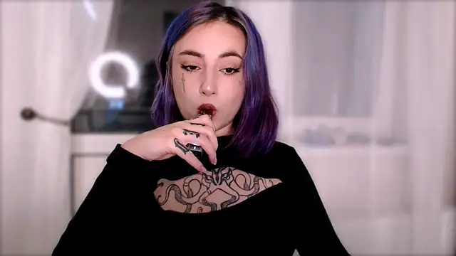 Snapshot of purplewitch chatting on 10-21-25, 08:08 purplewitch online show from 10-21-25, 08:08