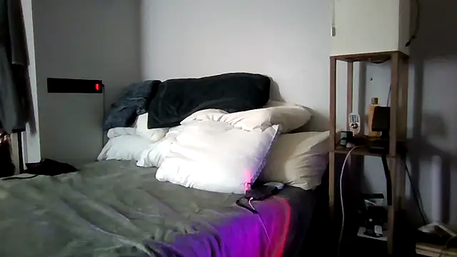 Snapshot of cruz815 chatting on 05-27-26, 10:28 cruz815 online show from 05-27-26, 10:28