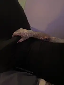 cruz815 online show from 12-04-25, 08:08