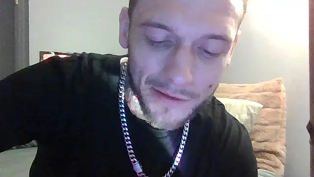 Snapshot of cruz815 chatting on 05-12-26, 01:13 cruz815 online show from 05-12-26, 01:13