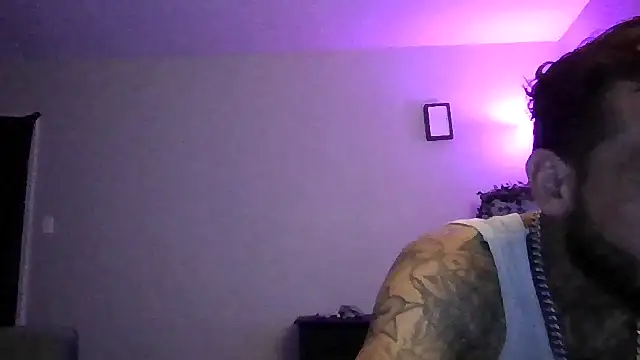 Snapshot of cruz815 chatting on 06-11-26, 04:31 cruz815 online show from 06-11-26, 04:31