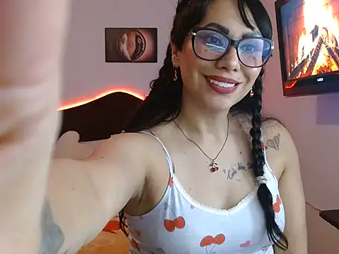 Snapshot of AloLovely_ chatting on 06-11-26, 12:32 AloLovely online show from 06-11-26, 12:32