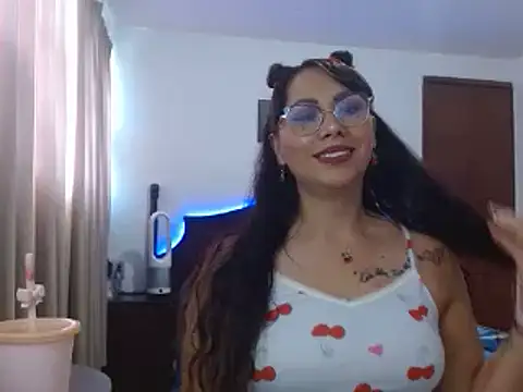 Snapshot of AloLovely_ chatting on 04-17-26, 08:11 AloLovely online show from 04-17-26, 08:11