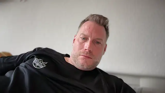 Snapshot of Christian87xxx chatting on 04-18-26, 04:31 Christian87xxx online show from 04-18-26, 04:31