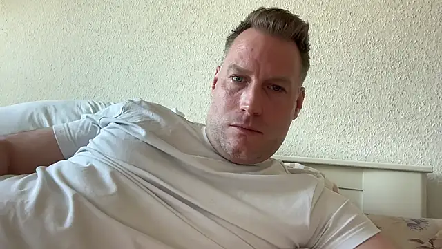 Snapshot of Christian87xxx chatting on 04-28-26, 04:55 Christian87xxx online show from 04-28-26, 04:55