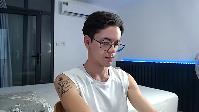 Snapshot of William_Henry_ chatting on 10-19-25, 01:41 William Henry online show from 10-19-25, 01:41