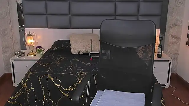 Nohemi louse online show from 01-14-26, 07:06