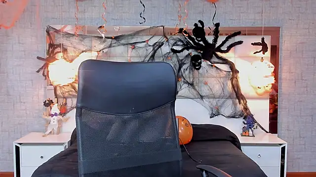 Nohemi louse online show from 10-31-25, 07:10