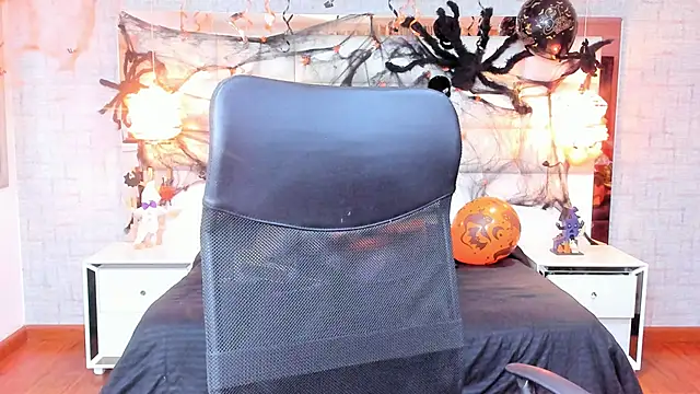 Nohemi louse online show from 10-30-25, 06:49