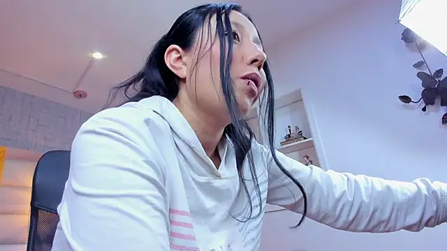 Nohemi louse online show from 06-19-26, 07:30